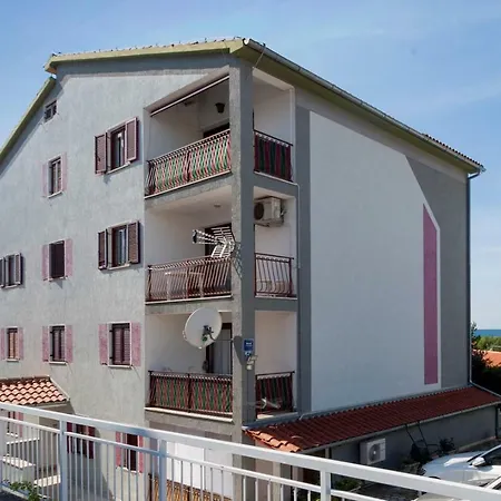Josipa With 2 Bedrooms Near The Sports Center And The بوريتش