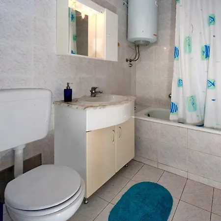 Josipa With 2 Bedrooms Near The Sports Center And The شقة بوريتش